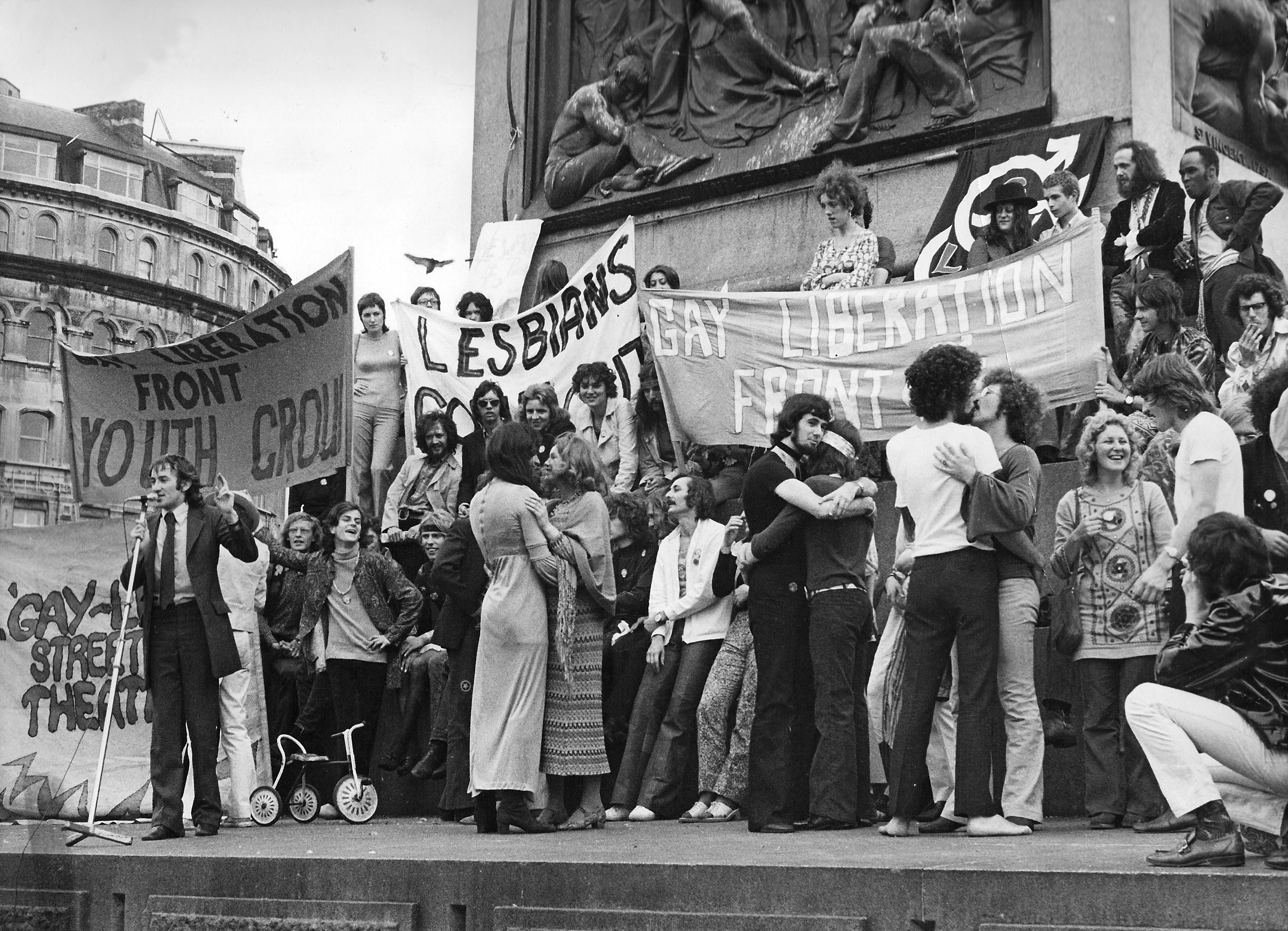 The people's movement. Стоунволл 1969. Стоунволлские бунты в Нью Йорке. Stonewall Riots. Стоунволльский бунт.